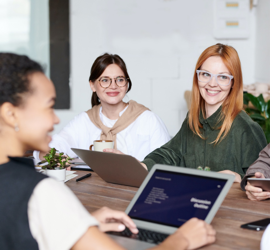 Equipe usando aplicativo para medições de saúde por IA